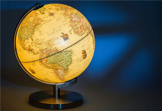 德国航海家、地理学家贝海姆于1492年发明制作了一架20英寸的地球仪，现今保存在纽伦堡博物馆里。这架地球仪是根据托勒密《地理学指南》中的地图制成的，所以世界地形既不准确又已过时，错误之多实在惊人。有趣的是，在发现北美洲的前夕他绘制的地球仪为人们提供了关于地理上的一些益设想。</p...