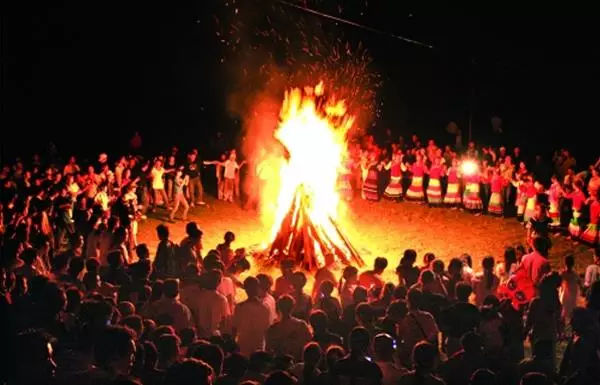 火把节是哪个民族的？火把节是彝族、纳西族、白族、拉祜族、基诺族等民族的古老传统节日，不同的民族举行火把节的时间也不同，每年的农历六月二十四日到二十六日...