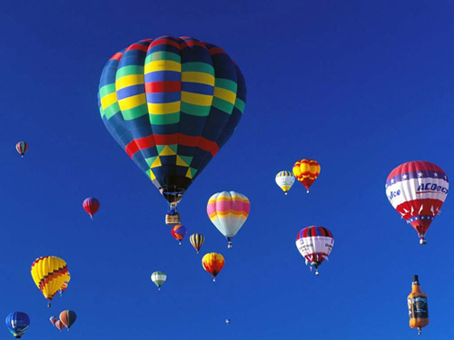热气球是谁发明的。还记得《飞屋环游记》里色彩缤纷的气球带着屋子去旅行的老爷爷吗这份自由和浪漫是不是也击中了你的心现实里虽然不能绑着一堆气球上天但是可以乘坐热气球去看美景236年前的今天一次载人实验的成功拉开了人类乘坐热气球飞行的历史……比飞机载人升空飞行早了120年...