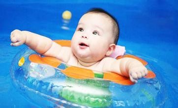 婴儿游泳的好处和功效(宝宝游泳有哪些好处?这6大好处不请自来)