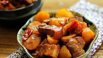 红烧肉炖土豆的做法(吃货们决不能错过的百吃不腻的红烧肉炖土豆)