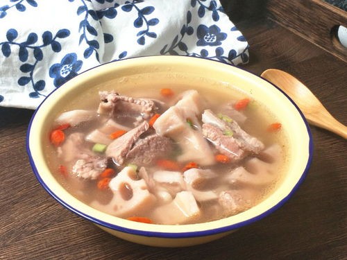 莲菜排骨汤(一碗暖心暖胃的排骨莲藕汤)