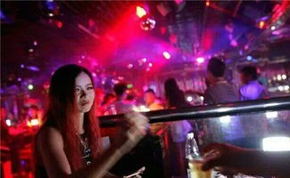 酒吧舞女工资一般在多少(夜店女孩日薪能达到万元,你信吗)