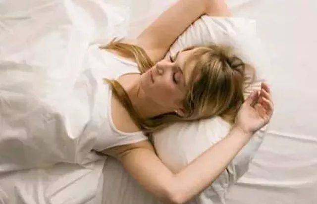 晚上睡觉时身体突然抖一下的原因(或与这些因素有关)-易百科