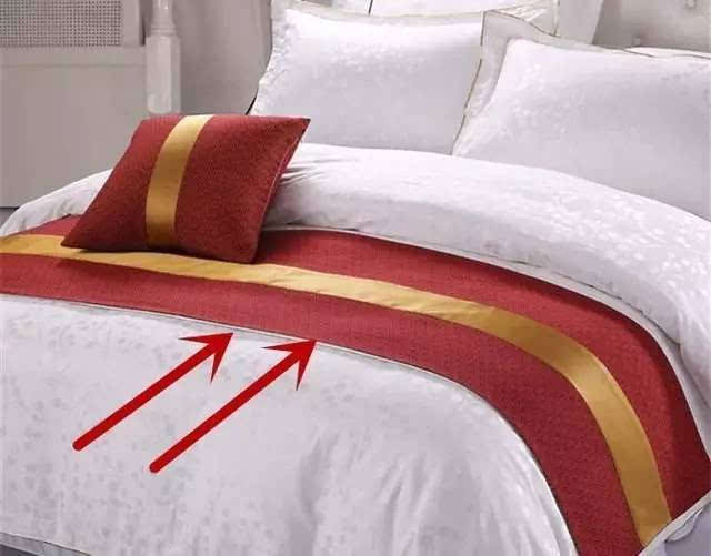 床旗是干嘛用的(酒店的床上为什么要铺条布?)-易百科
