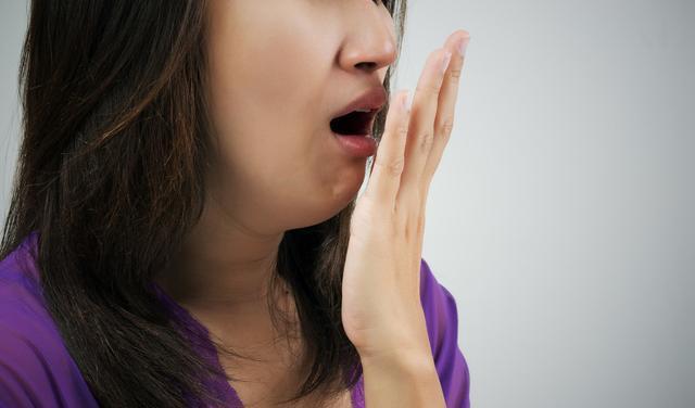 口臭是怎么引起的(除了不注意口腔卫生,还有6大诱因)-易百科